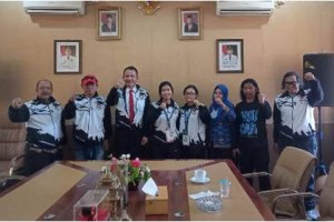 Ketua Pengcab Wushu Kuningan berfoto bersama dengan kontingen Wushu Kuningan.